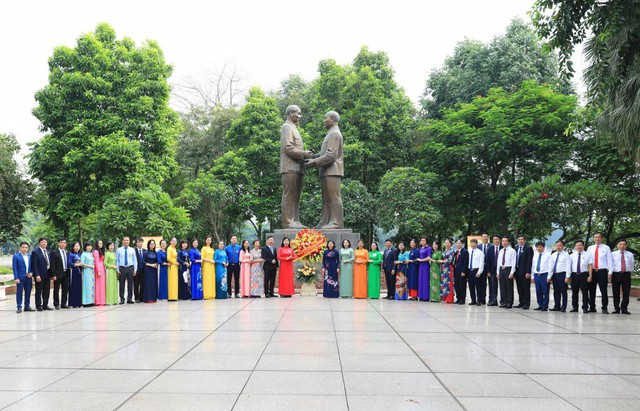 Hanoi leaders offer flowers to commemorate Uncle Ho and Ton Duc Thang