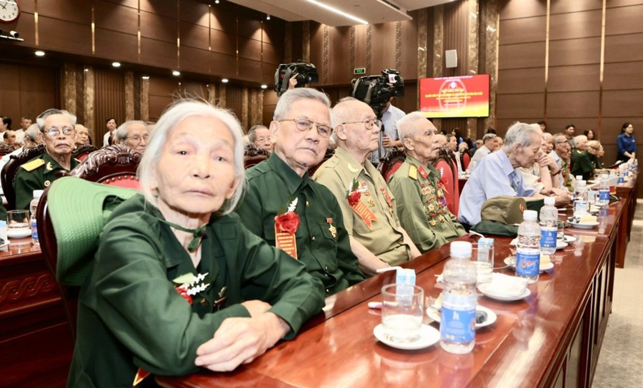 Hanoi to spend 6 1 billion VND to present gifts to people with meritorious services to revolution on National Day