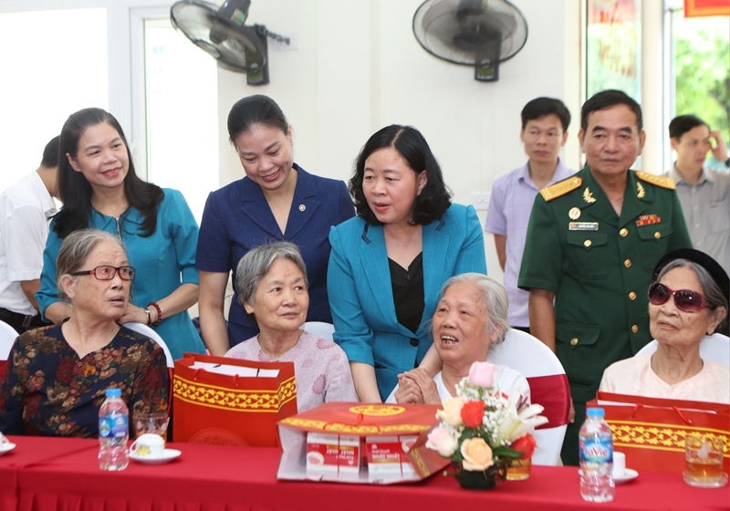 Hanoi to present 2,891 gifts to people with meritorious services to revolution on National Day