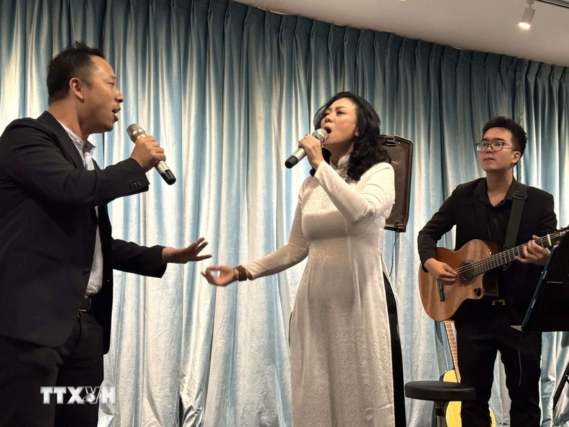 Live concert in Singapore raises funds for Vietnamese kids mid-autumn festival