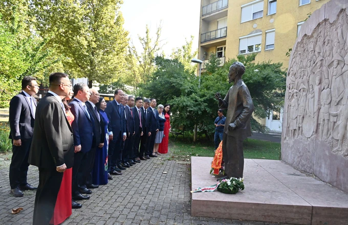 Ho Chi Minh City delegation lays flowers at President Ho Chi Minh Statue in Hungary