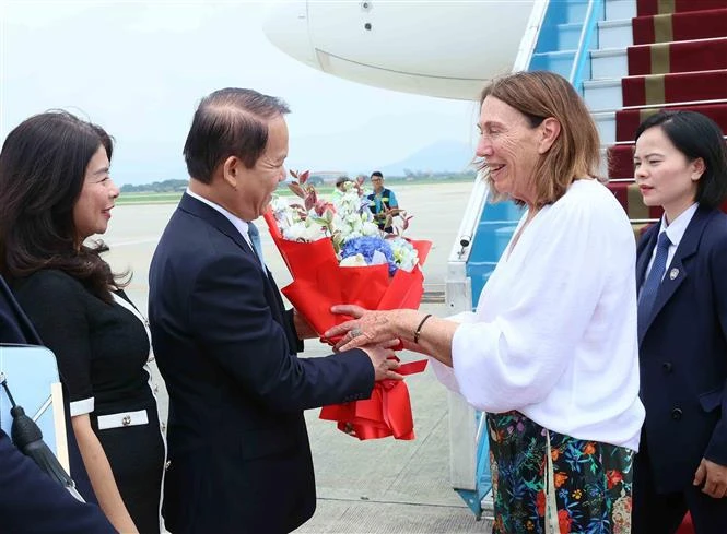 Australian Senate President arrives in Hanoi