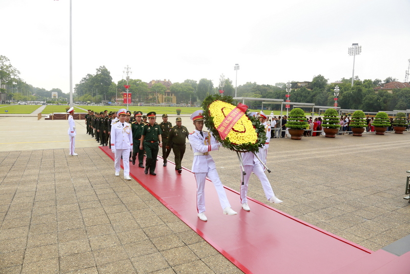 Delegation from Cambodia offer flowers to commemorate President Ho Chi Minh
