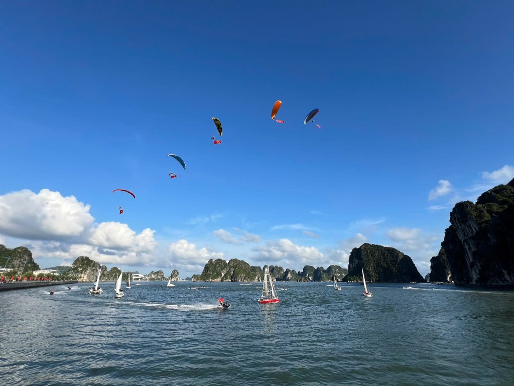 50 vehicles join performances on Ha Long Bay