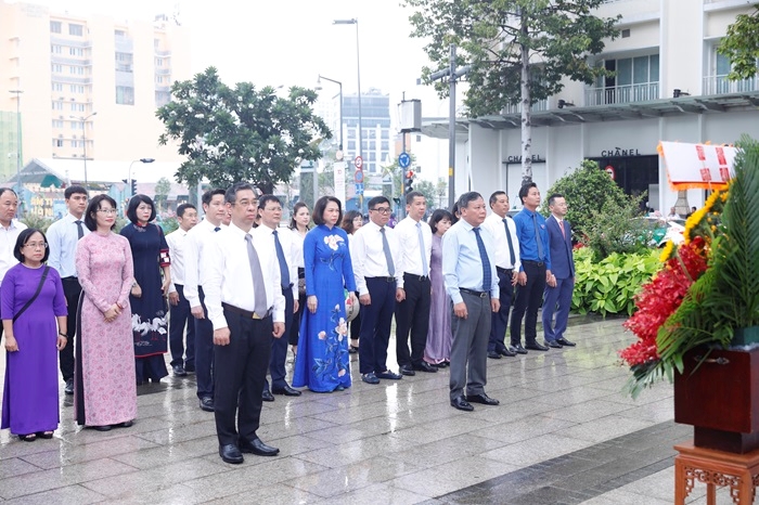 Hanoi delegation offers flowers at President Ho Chi Minh Monument