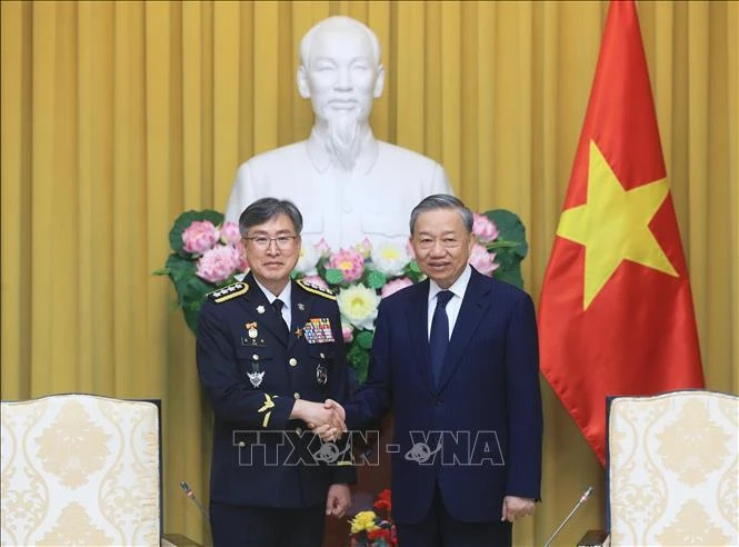 Top leader receives Korea Coast Guard commissioner general