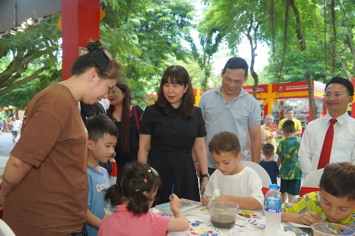 Over 20,000 visitors flock to Hanoi Tourism Gift Festival