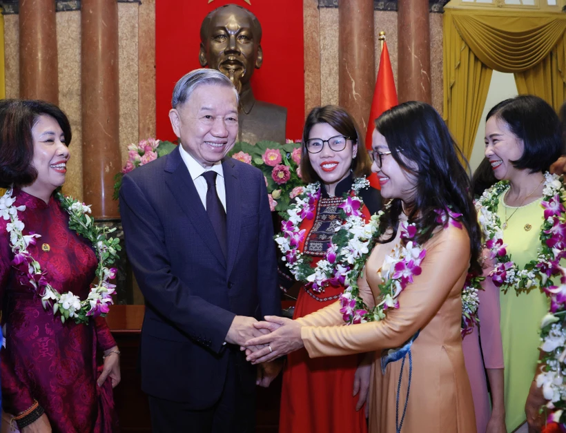 Top leader hosts reception for outstanding civil servants, workers