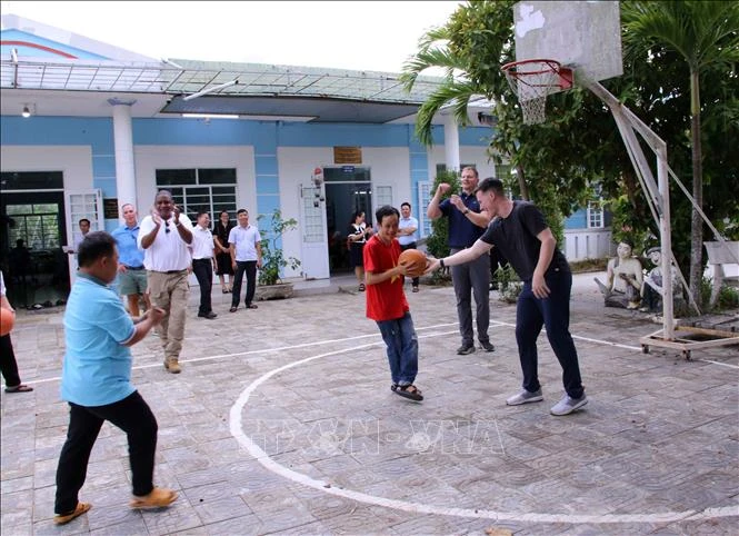 US Ambassador visits, engages in sports activities with AO victims in Da Nang