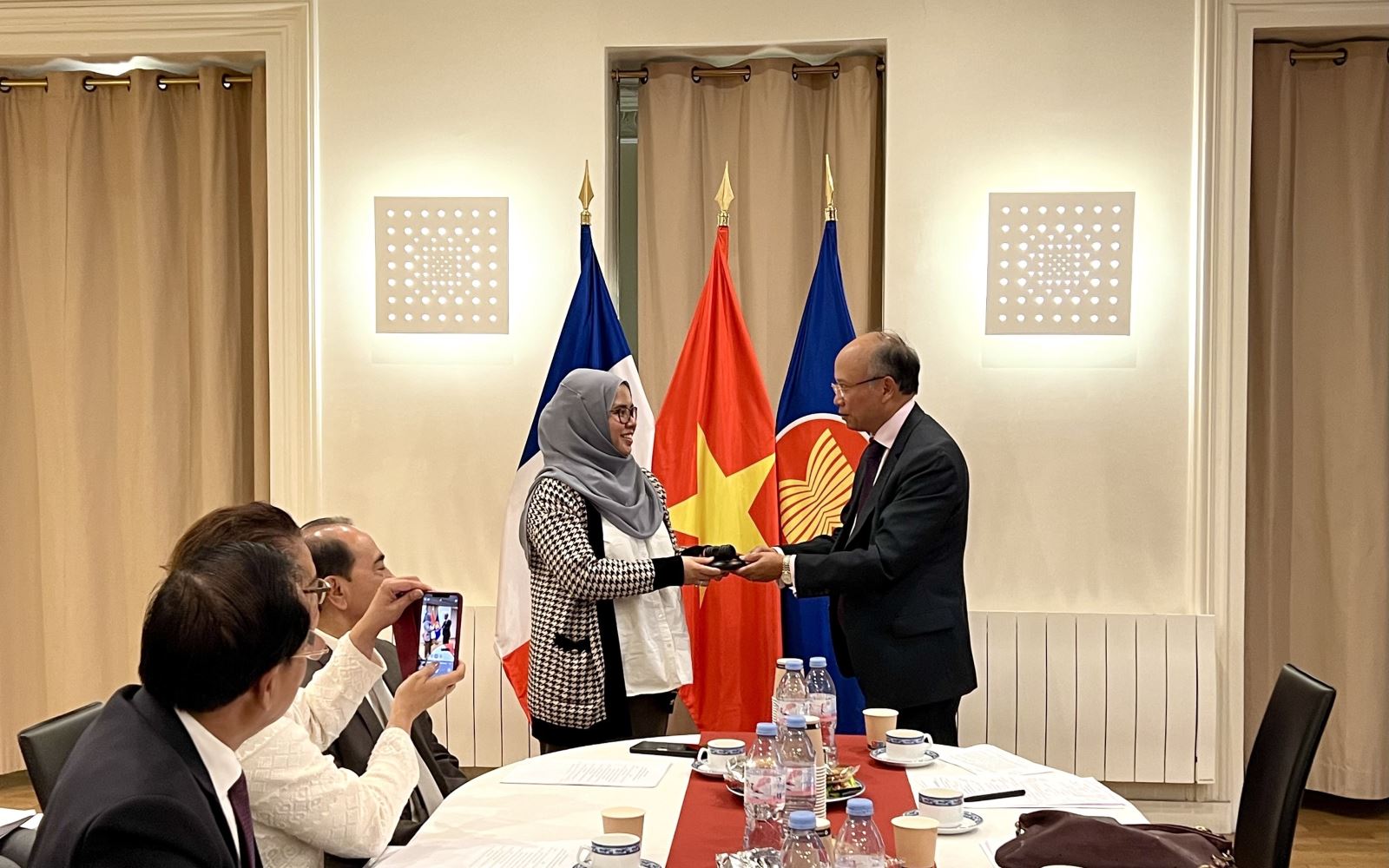 Vietnam hands over ASEAN Committee Chairmanship in Paris to Brunei