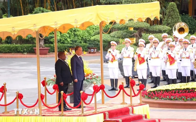 Top leader hosts welcome ceremony for Mozambican President