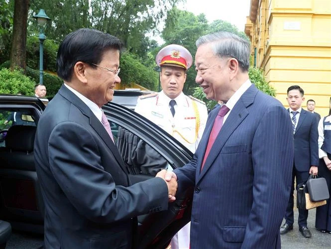 Top leader welcomes Lao Party General Secretary, President in Hanoi