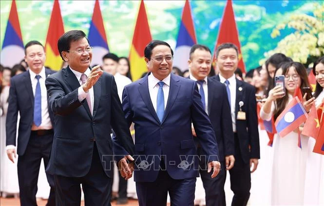 PM Pham Minh Chinh meets top leader of Laos
