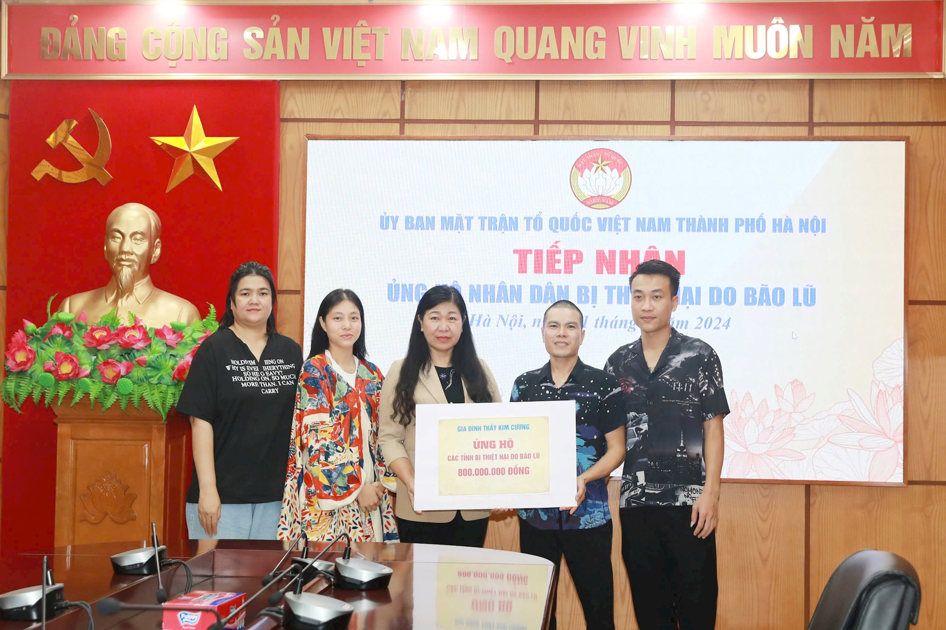 Hanoi receives nearly VND26 billion in donations for people affected by natural disasters
