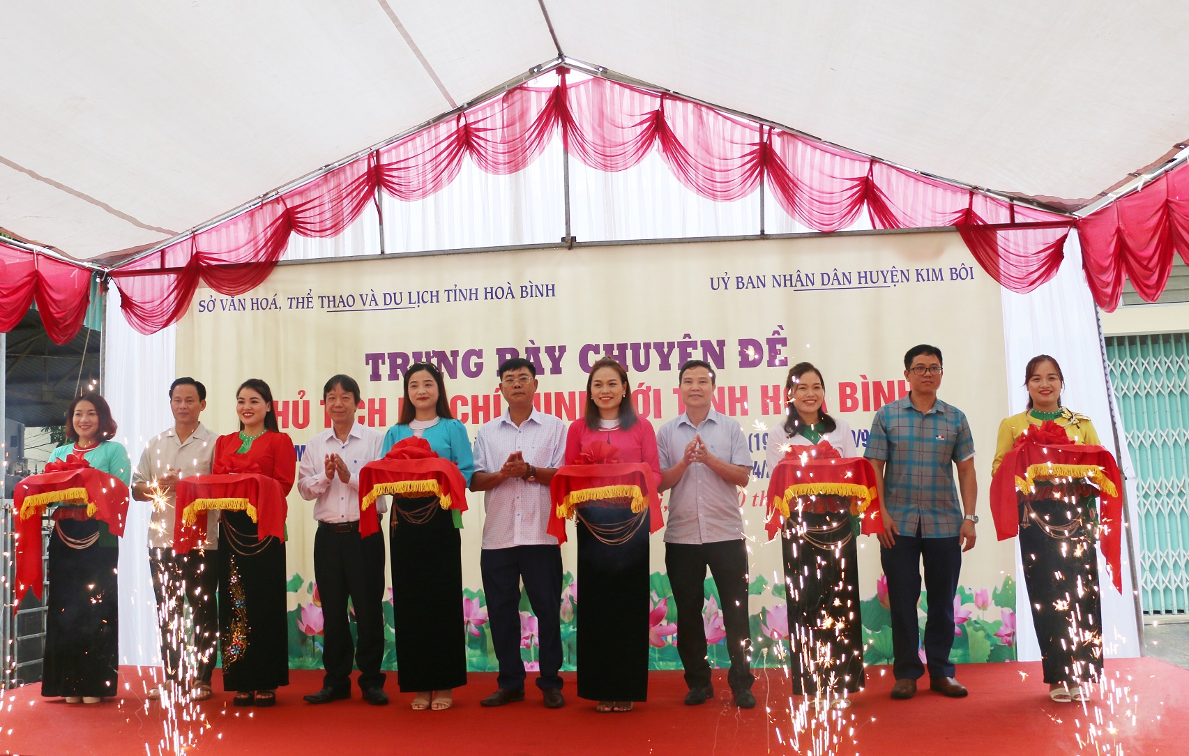 Exhibition on President Ho Chi Minh with Hoa Binh opens