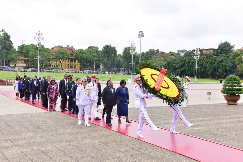 Mozambican President pays tribute to President Ho Chi Minh