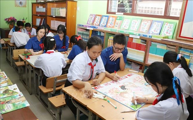Teachers and students at Nguyen Du Lao-Vietnamese school express love for President Ho Chi Minh