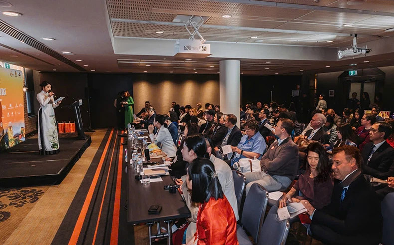 Central coastal localities promote tourism in Australia