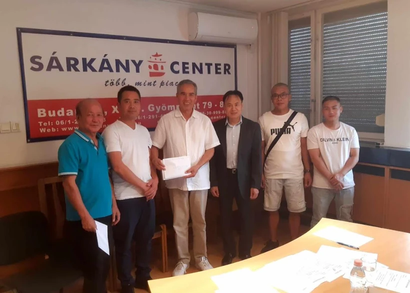 Vietnamese community in Hungary donates to support fire-affected families