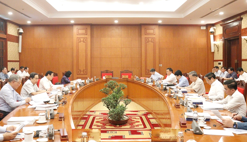 General Secretary and President preside over Politburo meeting to discuss Hai Phong City’s development