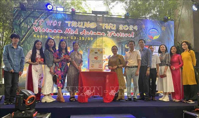 Mid-autumn festival for children from Vietnamese families in Malaysia