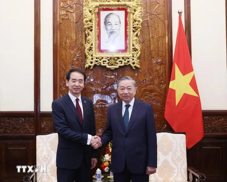Top leader receives new Chinese Ambassador