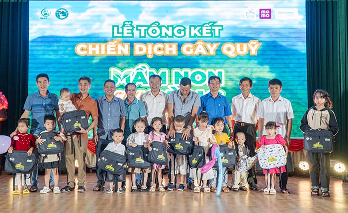 Children of rangers in Chu Yang Sin National Park presented scholarships and gifts