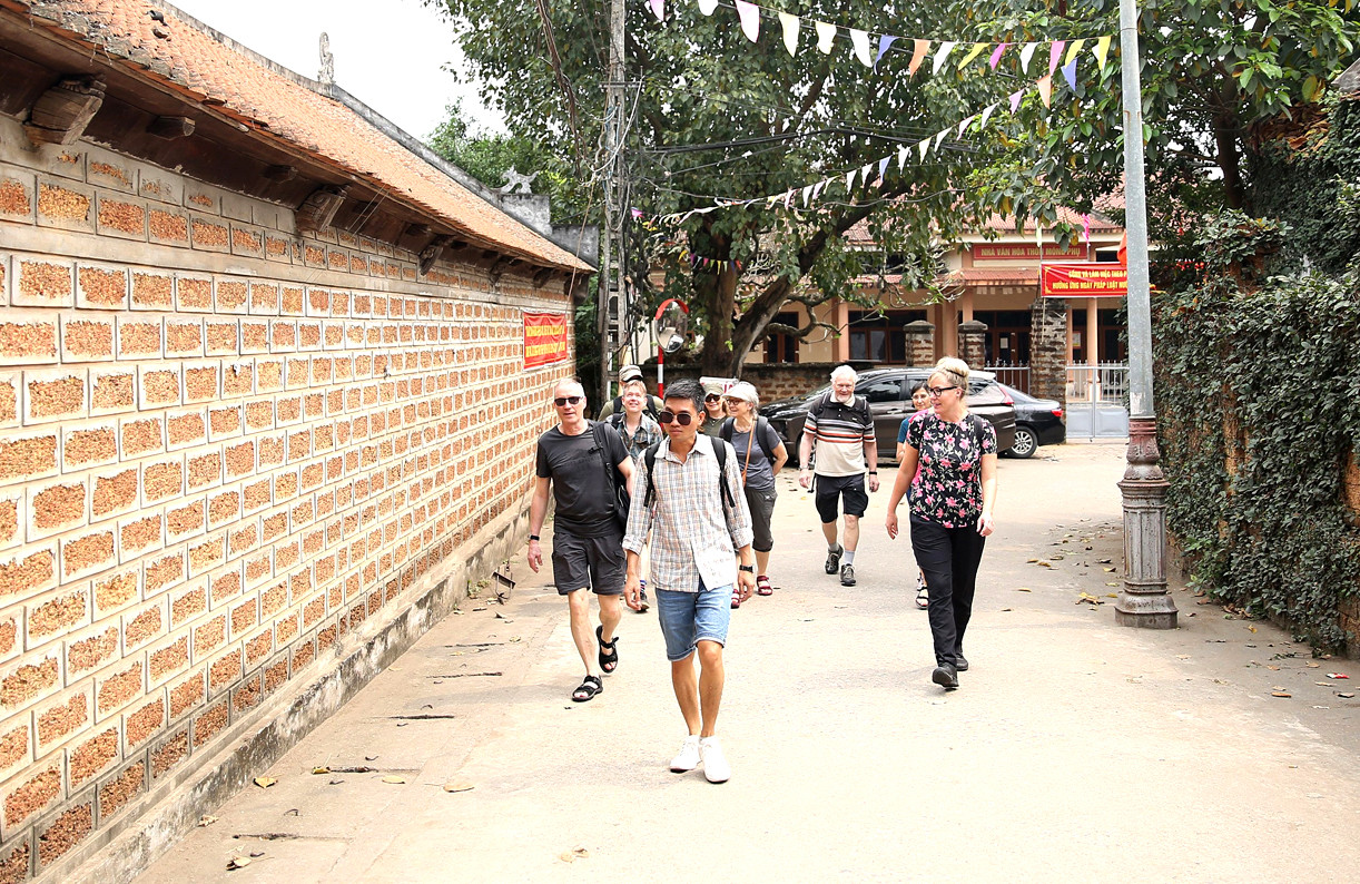 Building new-style rural areas associated with tourism in Duong Lam