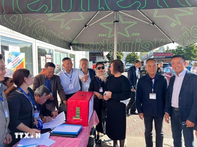 Vietnamese community in Germany donates to support typhoon victims