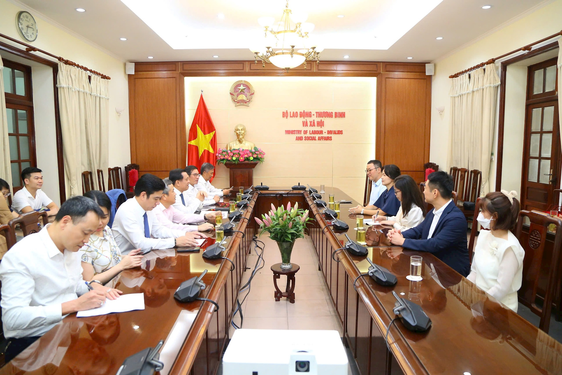 Korean citizen awarded Medal of Honor for contributions to sending Vietnamese workers to RoK