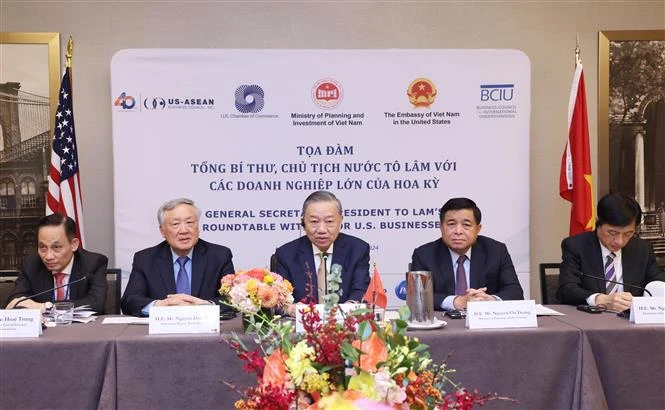 Top leader attends forum with leading US businesses