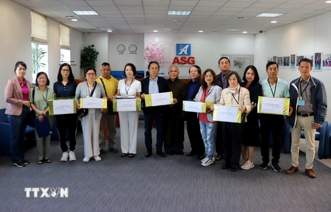 Overseas Vietnamese in Europe continue to donate to support people affected by natural disasters