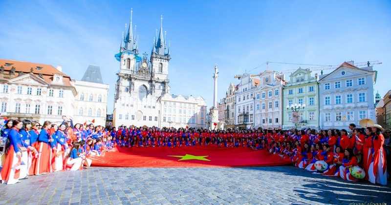 Vietnamese ao dai heritage club debuts in Prague