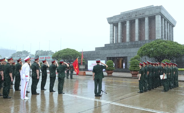 Vietnam Military Medical University reports achievements to Uncle Ho