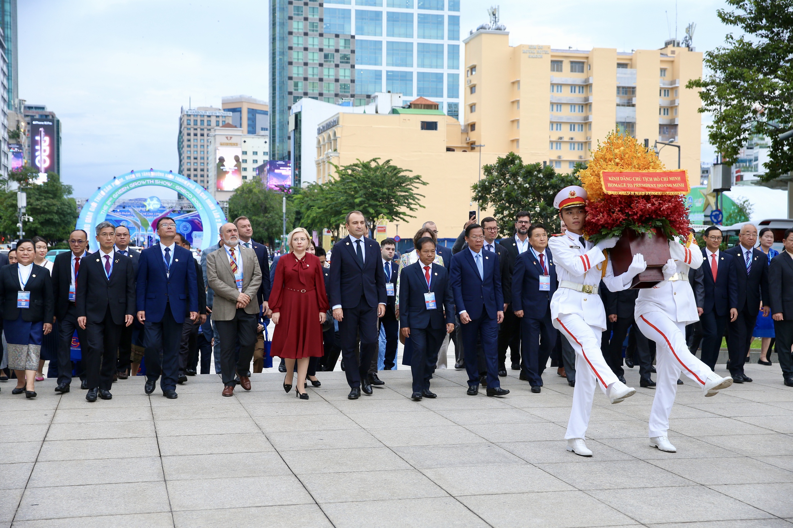 HCM City’s leaders offer flowers to commemorate President Ho Chi Minh