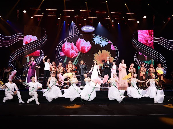 Over 2 billion VND raised for people in flood-hit areas at arts performance