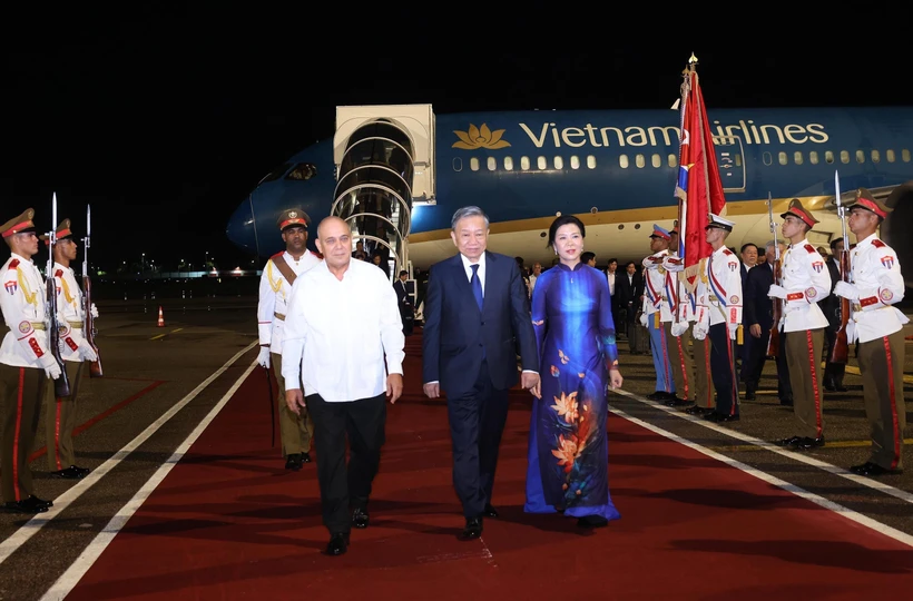 Top leader arrives in Cuba for state visit