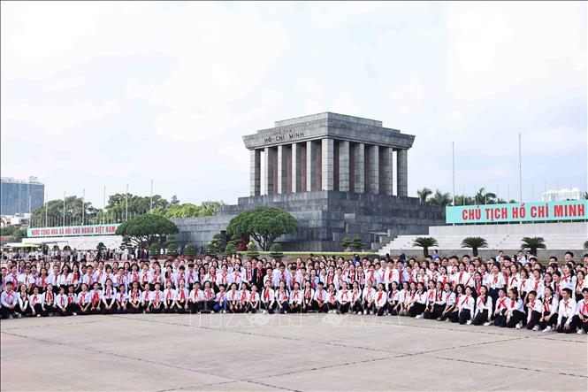 Outstanding children from all over the country laid wreaths at President Ho Chi Minh Mausoleum