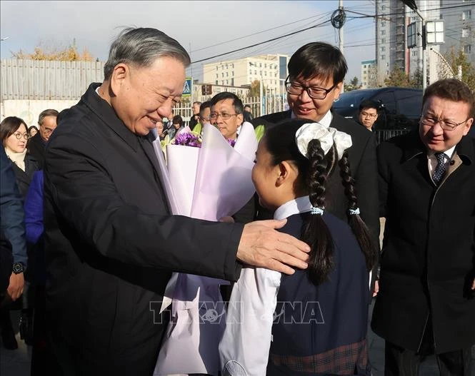 Top leader visits school named after President Ho Chi Minh in Ulaanbaatar