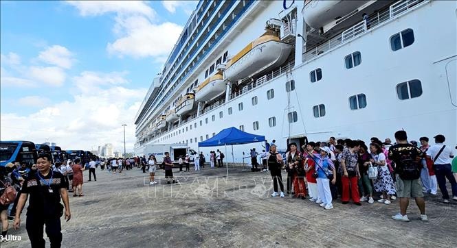 Super cruise ship brings some 3,000 international tourists to Ha Long