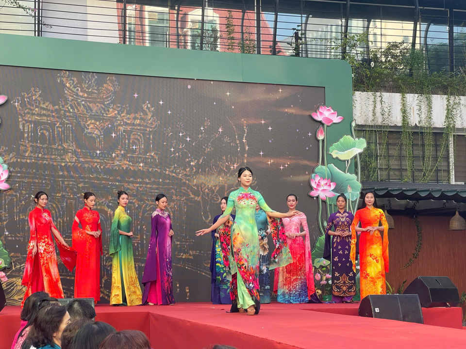 Women in Hanoi encouraged to wear Ao dai in October