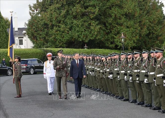 Irish President hosts welcome ceremony for Vietnamese top leader