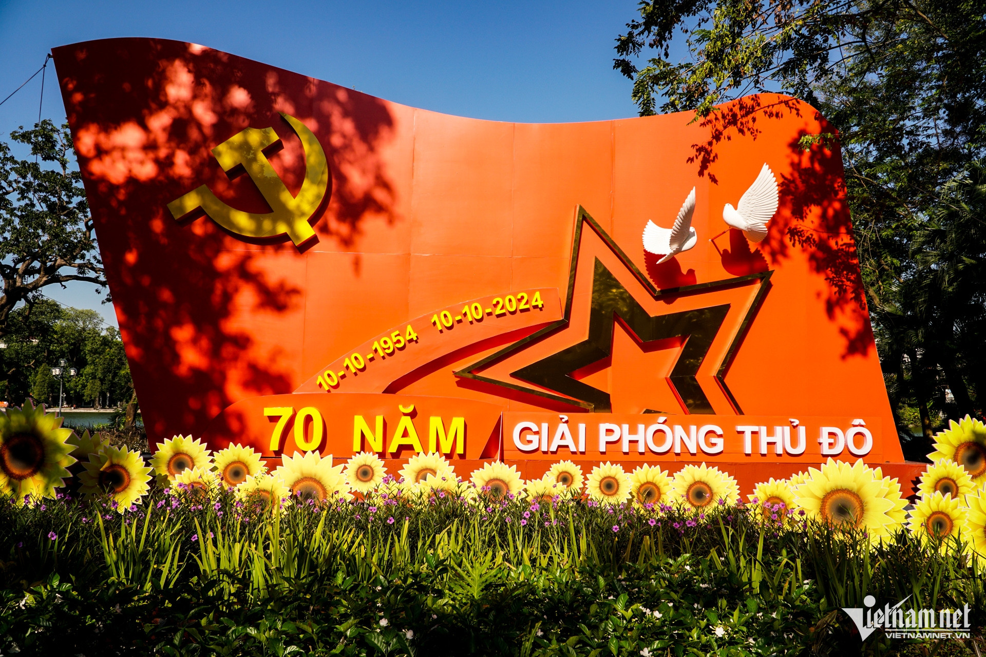 Hanoi streets adorned with flags and flowers to celebrate 70th anniversary of liberation