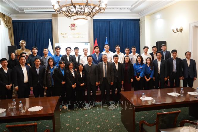 Minister of Information and Communications exchanges with overseas Vietnamese in Russia