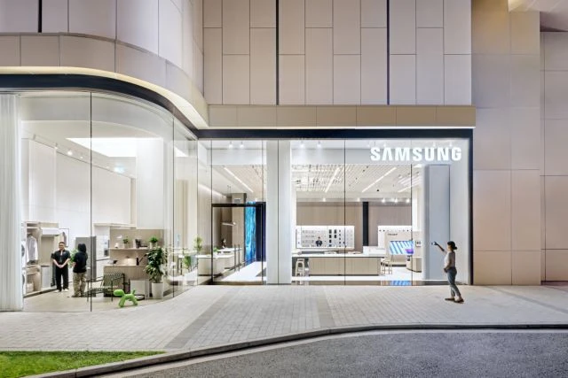 New Samsung retail store opens in Hanoi