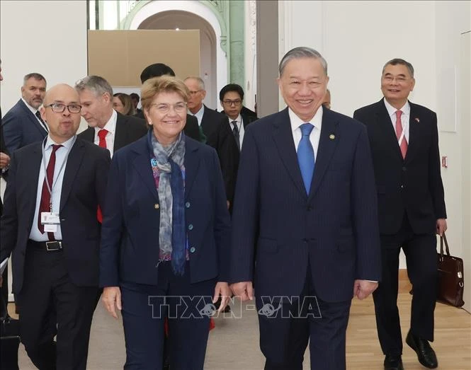 Top leader meets Swiss President, Armenian Prime Minister in Paris