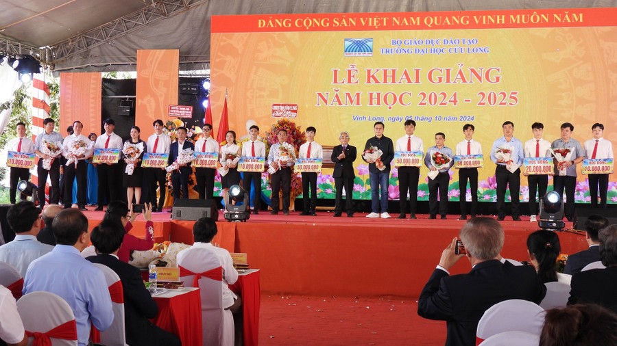 Thirty-eight Lao and Cambodian students receive full scholarships at Cuu Long University