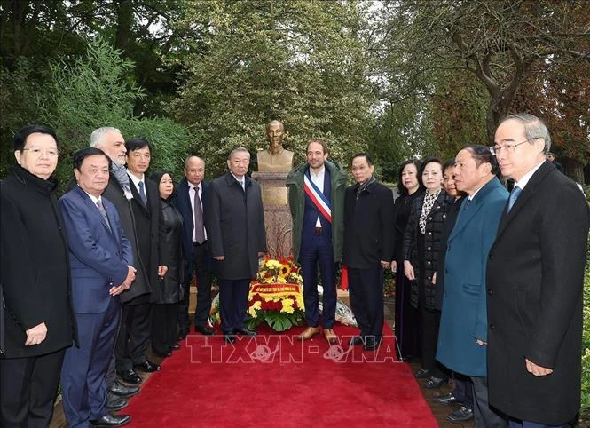 Top leader pays floral tribute to President Ho Chi Minh in France s Montreuil