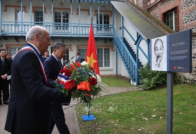 Top leader attends inauguration of memorial plaque honouring President Ho Chi Minh in French city