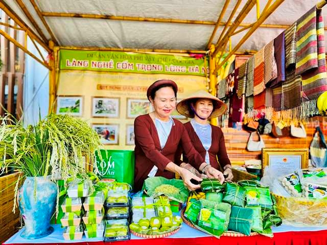 Essence of Vietnamese craft villages gather in Hanoi